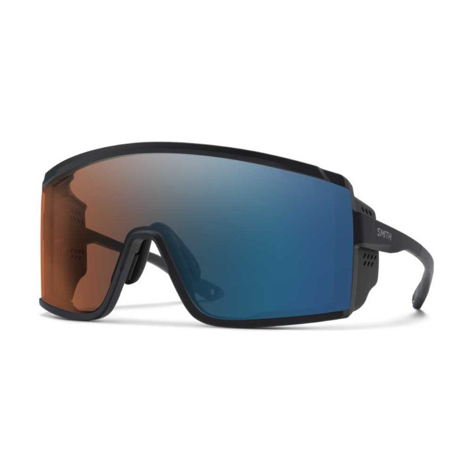 SMITH Pursuit Matte Black | ChromaPop Glacier Photochromic Copper to Grey with Blue Mirror